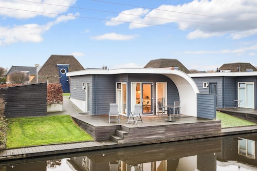 Lakeside Bungalow with Sauna