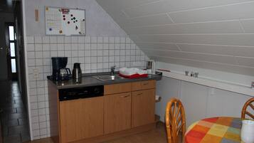 Jääkaappi, mikroaaltouuni, liesi, astianpesukone