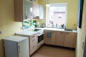 Kühlschrank, Herdplatte, Wasserkocher mit Kaffee-/Teezubehör