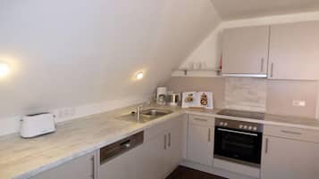 Fridge, stovetop, dishwasher