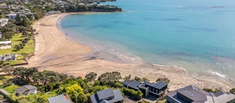 The Hidden Clifftop Gem
-Ocean View
-Beach Life