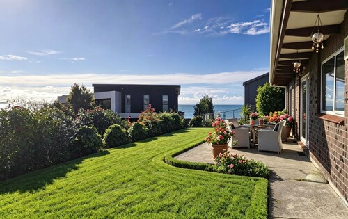 Hidden Clifftop Gem | Ocean Views & Beach Walk