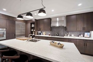 Fridge, microwave, oven, stovetop - Frontgate 211 - 3 Bedroom Residence (Avon)