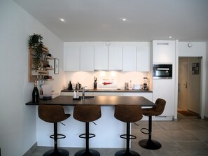 Réfrigérateur, micro-ondes, plaque de cuisson, lave-vaisselle