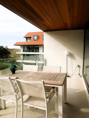 Outdoor dining - Royal Golf Garden - Beautiful 2 bedroom apartment located in a quiet residence. (De Haan)