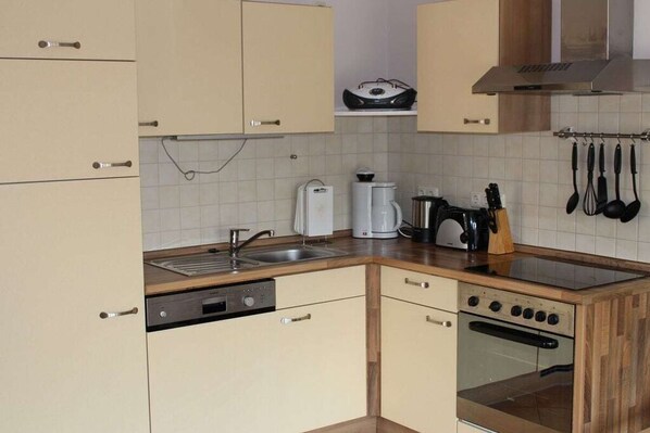 Kühlschrank, Ofen, Herdplatte, Geschirrspüler