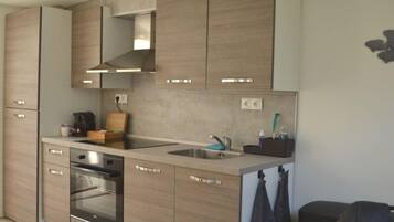 Fridge, oven, stovetop, coffee/tea maker