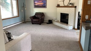 Smart TV - Clean and Comfy House in great Fairbanks location (Fairbanks)