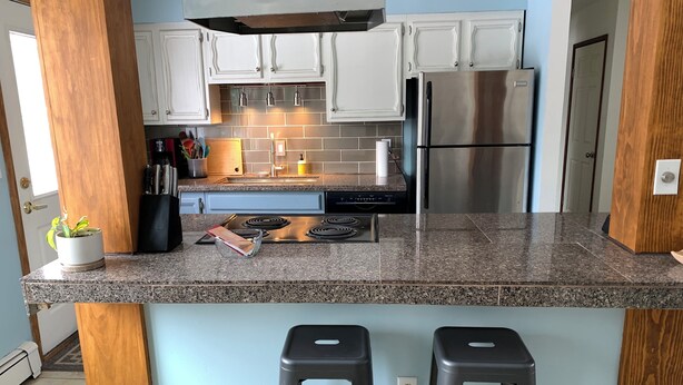 Coffee/tea maker, fridge, microwave, oven - Clean and Comfy House in great Fairbanks location (Fairbanks)
