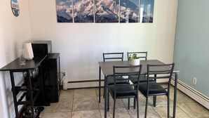 Dining - Clean and Comfy House in great Fairbanks location (Fairbanks)