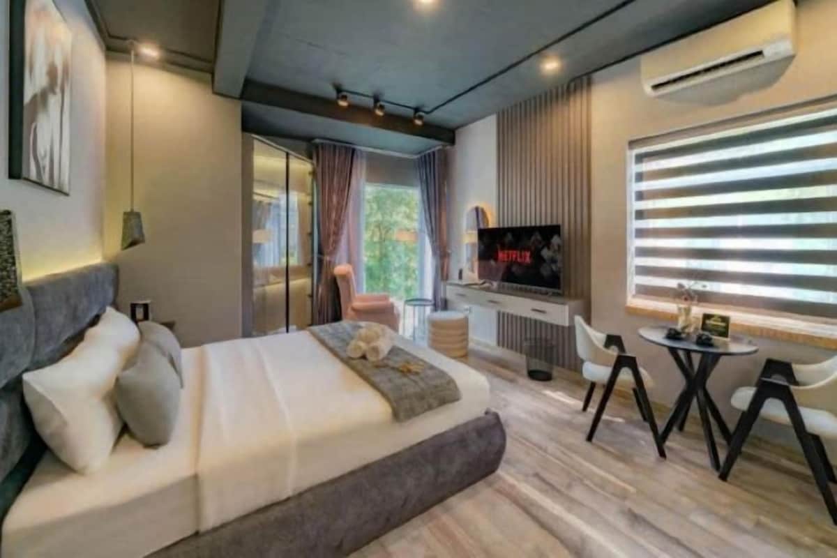 Minibar, Zimmersafe, Schreibtisch, Verdunkelungsvorhänge