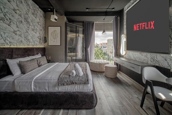 Suite, vue ville | Minibar, coffres-forts dans les chambres, bureau, rideaux occultants