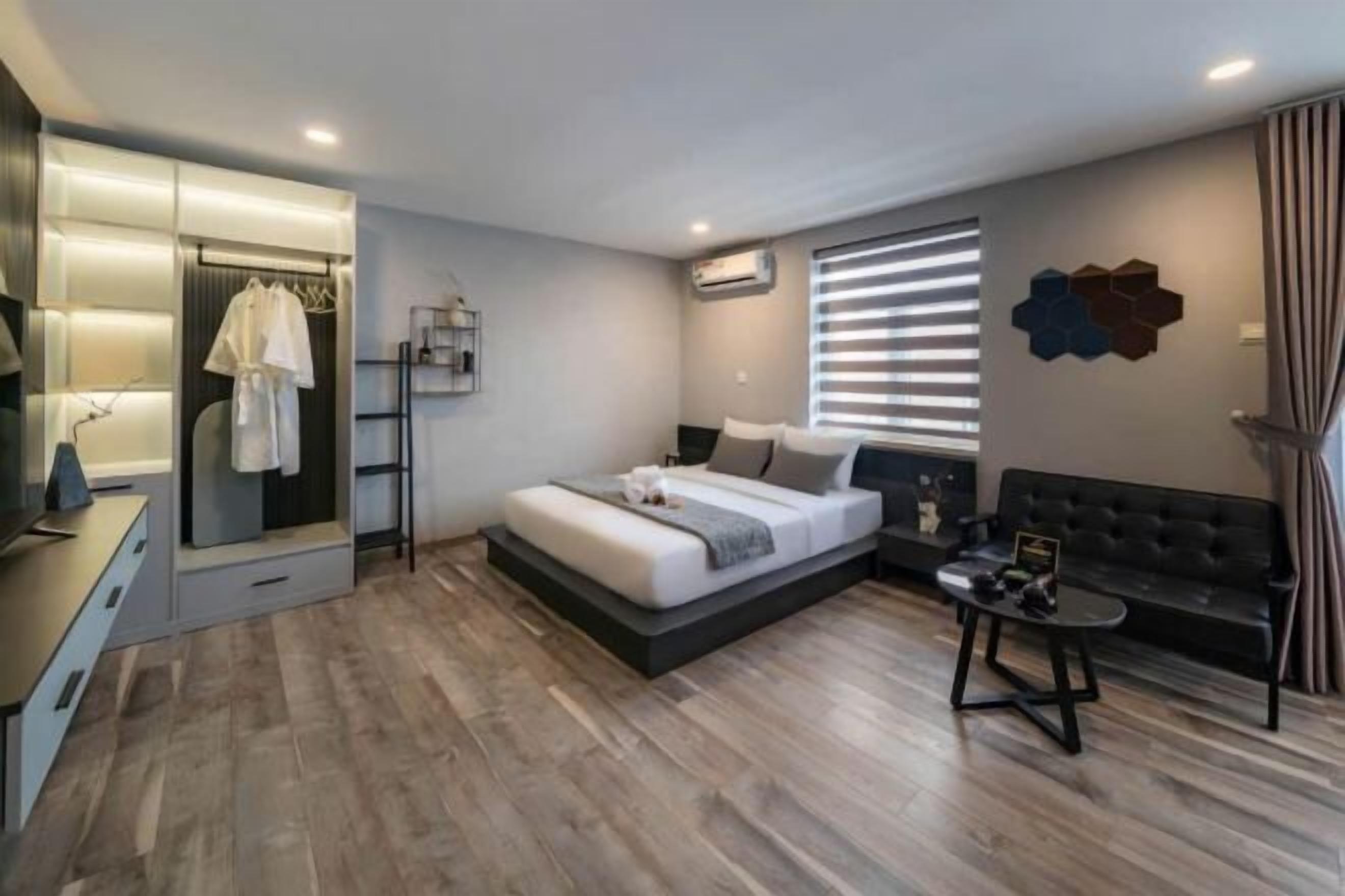 Minibar, coffres-forts dans les chambres, bureau, rideaux occultants