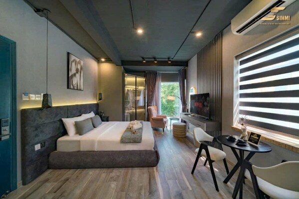 Habitación Deluxe, 1 cama matrimonial, vista a la ciudad | Minibar, caja de seguridad en la habitación y escritorio 