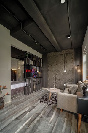 Chambre Deluxe, baignoire | Minibar, coffres-forts dans les chambres, bureau, rideaux occultants