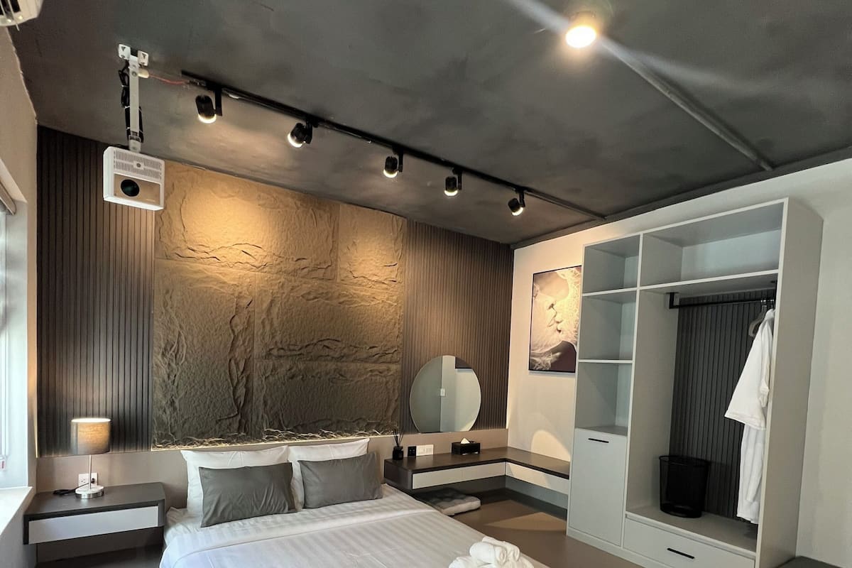 Deluxe kamer, 1 tweepersoonsbed | 1 slaapkamer, een minibar, een kluis op de kamer, een bureau
