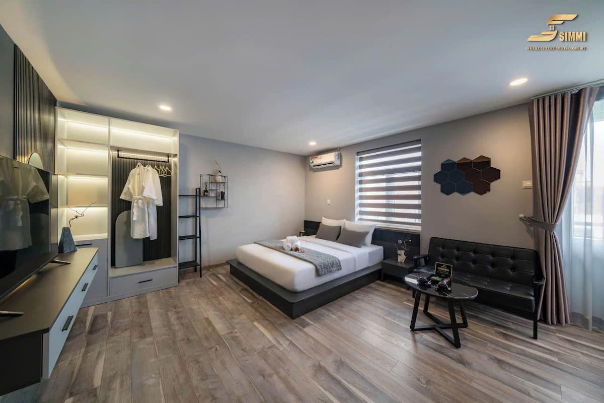 Deluxe kamer, 1 tweepersoonsbed, balkon | Een minibar, een kluis op de kamer, een bureau, verduisterende gordijnen
