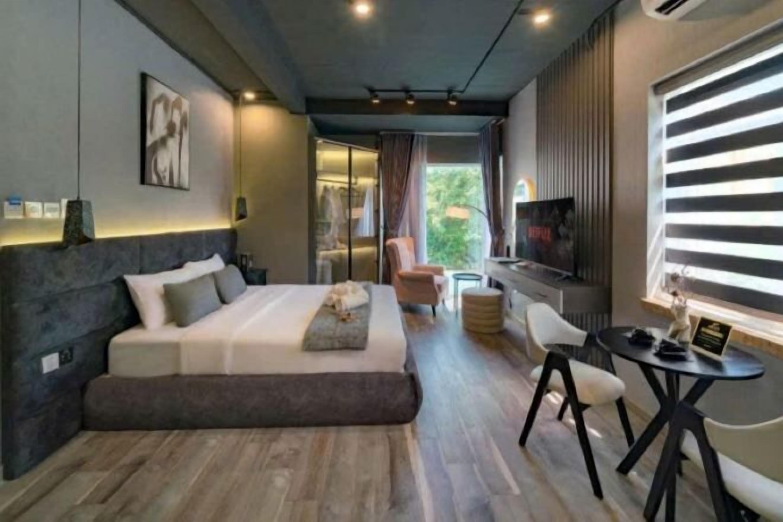 Minibar, coffres-forts dans les chambres, bureau, rideaux occultants