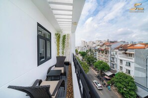 Deluxe kamer, 1 tweepersoonsbed, balkon | Uitzicht op straat