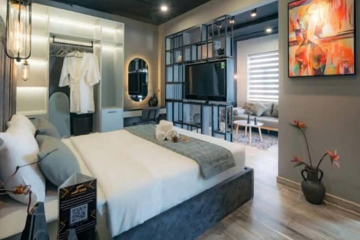 Minibar, coffres-forts dans les chambres, bureau, rideaux occultants