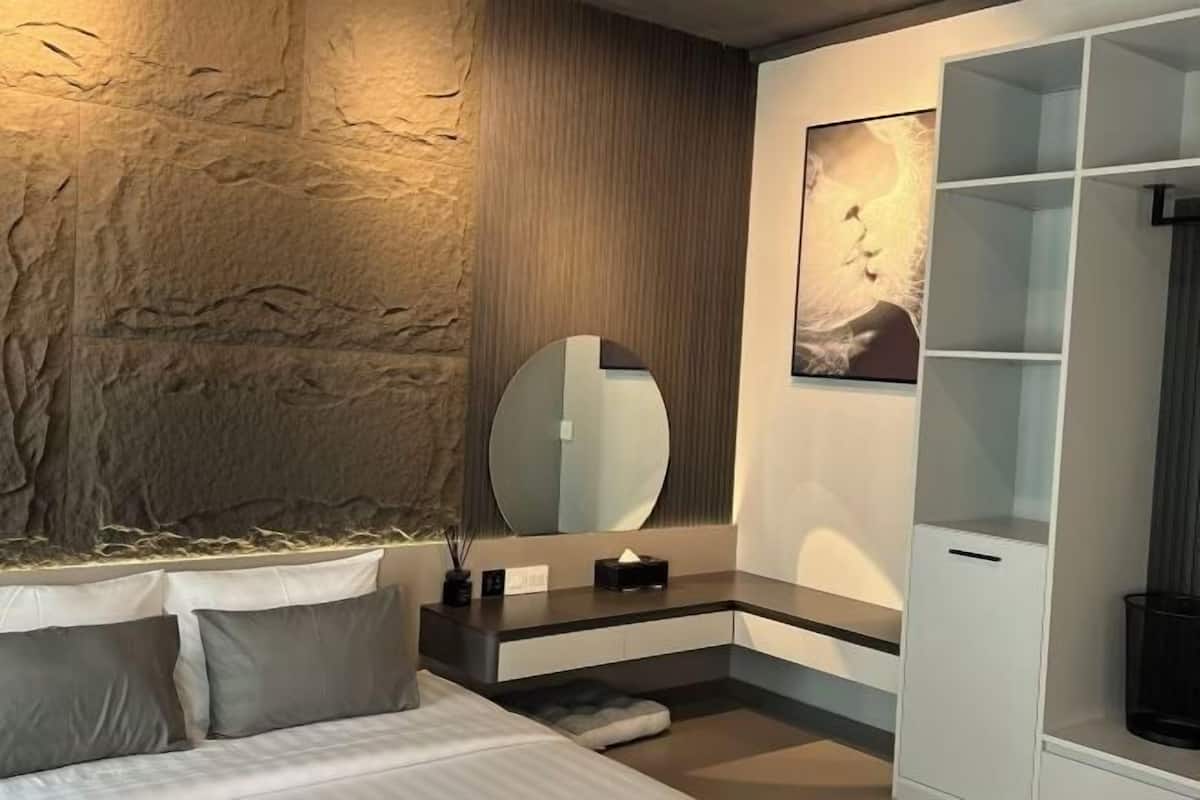 Een minibar, een kluis op de kamer, een bureau, verduisterende gordijnen