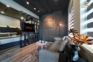 Deluxe tweepersoonskamer, 1 tweepersoonsbed, bad | Een minibar, een kluis op de kamer, een bureau, verduisterende gordijnen