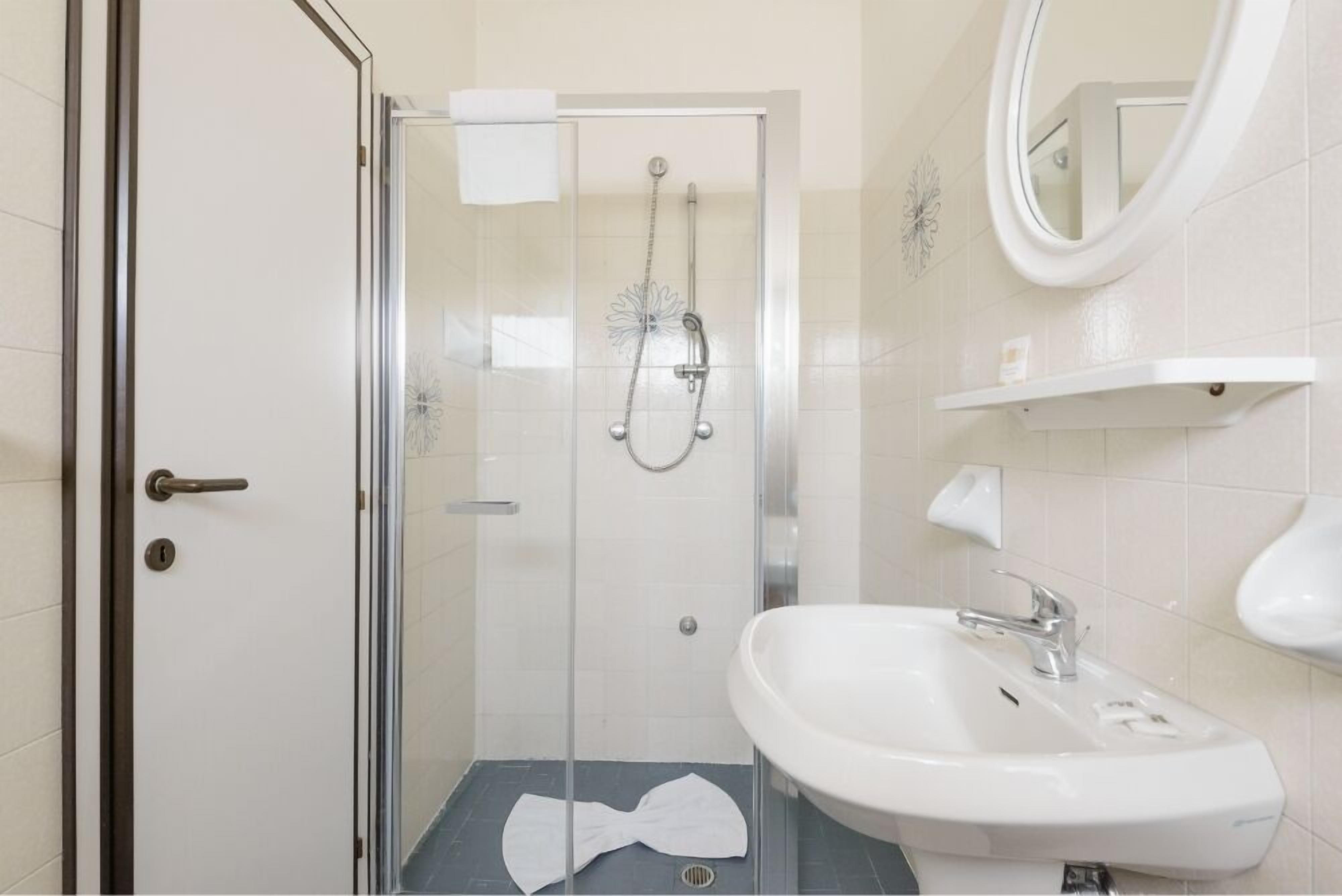 Chambre Quadruple, climatisation | Salle de bain