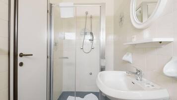 Chambre Quadruple, climatisation | Salle de bain