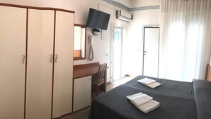 A hotel room with a bed, a desk, a wardrobe, a TV, and a bathroom door. - Hotel Marea (Cattolica)