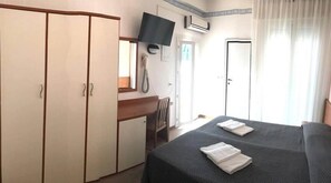 Deluxe tweepersoonskamer, airconditioning | Een bureau, een laptopwerkplek, gratis wifi