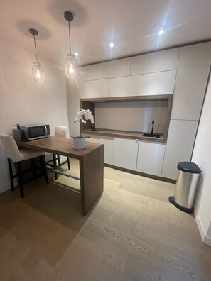 Fridge, microwave, stovetop, coffee/tea maker