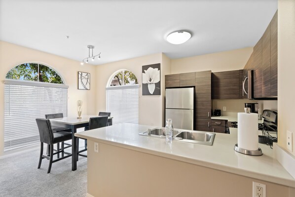 Kjøleskap, mikrobølgeovn, ovn og kokeplater