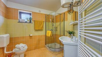 Family Studio (Grad Inn Boutique Villa Suite Bay) | Bathroom | Shower, towels, soap, shampoo
