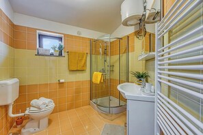 Studio familial (Grad Inn Boutique Villa Suite Bay) | Salle de bain | Douche, serviettes fournies, savon, shampooing