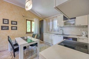 Family Apartment, Multiple Bedrooms (Grad Inn Boutique Villa Apt Rosemary) | Private kitchen