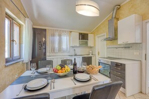 Family Apartment, Multiple Bedrooms (Grad Inn Boutique Villa Apt Rosemary) | Private kitchen