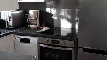 冰箱、微波炉、烤箱、炉灶