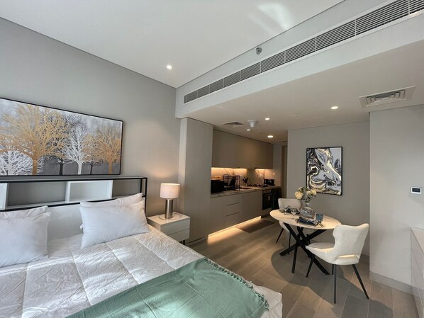 Tabla de planchar con plancha, wifi, ropa de cama