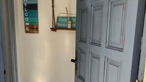 Une porte sur laquelle on peut lire les inscriptions « Bienvenue » et « Ne vous inquiétez pas, soyez heureux ».