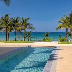 2 outdoor pools, pool loungers
