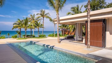 2 utomhuspooler och solstolar