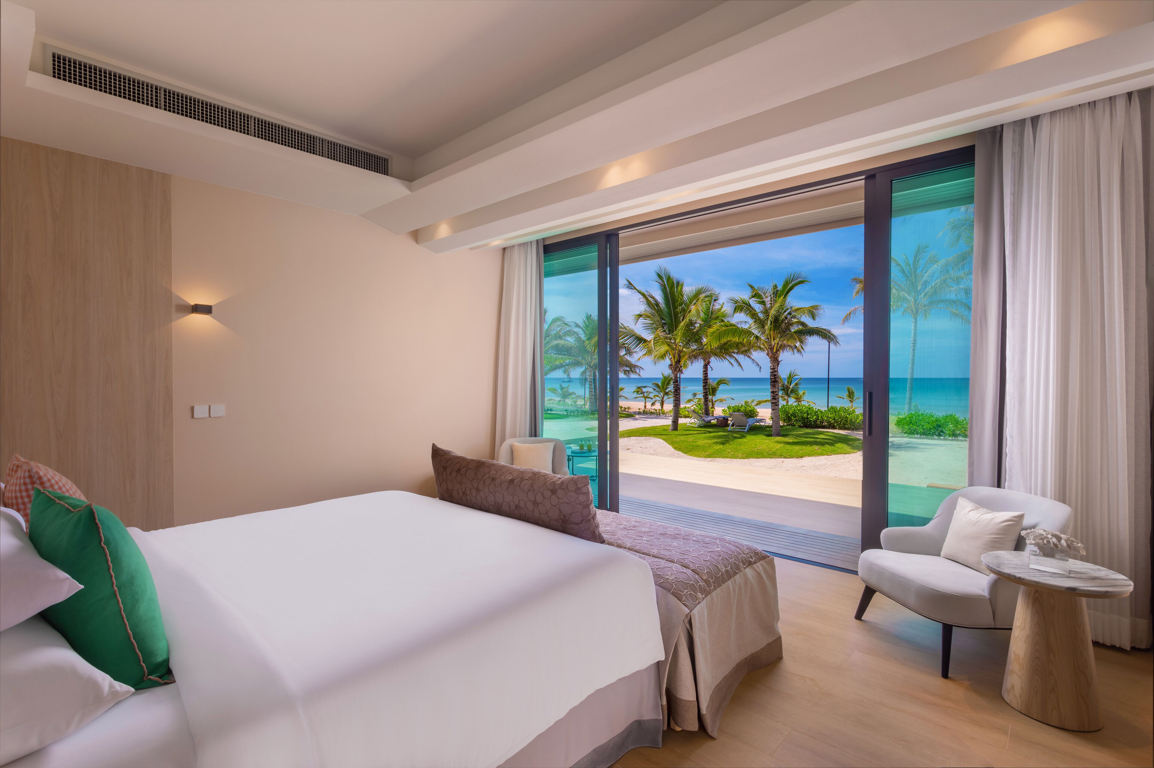 Minibar, värdeförvaringsskåp på rummet och individuell inredning