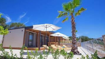 Mobil Karavan, 2 kamar tidur, kolam renang pribadi, pemandangan laut | 2 kamar tidur dan didekorasi berbeda-beda