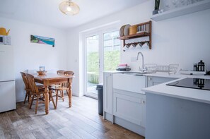 Microwave, oven, stovetop, toaster - Yellow Cottage - 2 Bedroom Cottage - Dale (Haverfordwest)