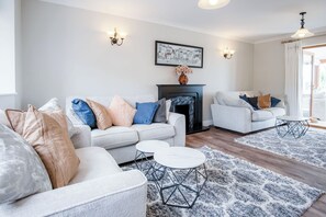 32-inch TV with cable channels - Highfield - 5 Bedroom Holiday Home - Pembroke Dock (Pembroke Dock)