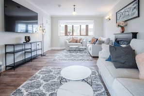 House (5 Bedrooms) | Living area | 32-inch TV with cable channels - Highfield - 5 Bedroom Holiday Home - Pembroke Dock (Pembroke Dock)