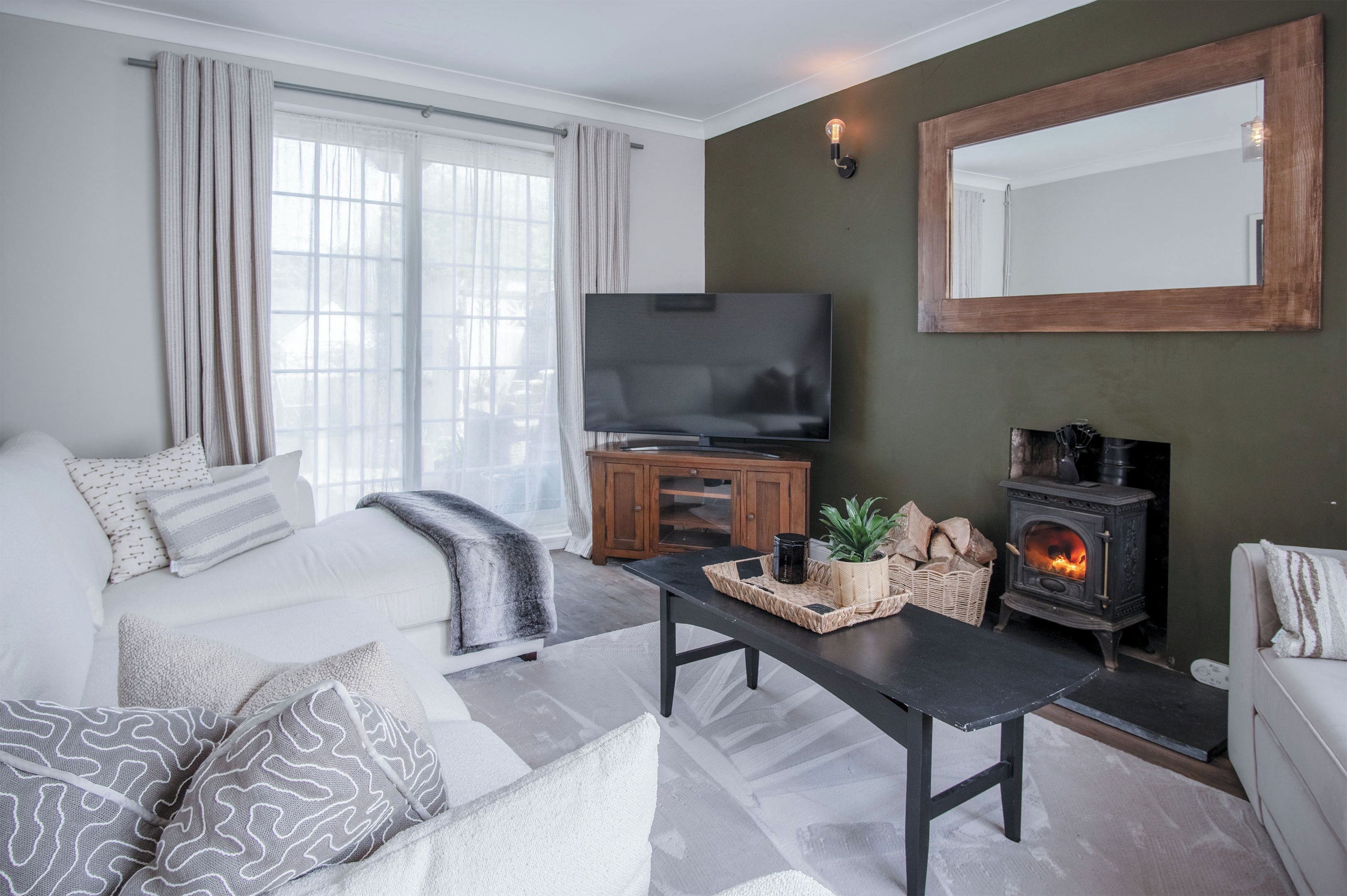 House (2 Bedrooms) | Living area | 32-inch TV with cable channels, fireplace