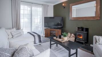 House (2 Bedrooms) | Living area | 32-inch TV with cable channels, fireplace