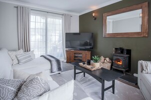 独立别墅 (2 Bedrooms) | 起居区 | 32-英寸电视 （配备有线频道）、壁炉