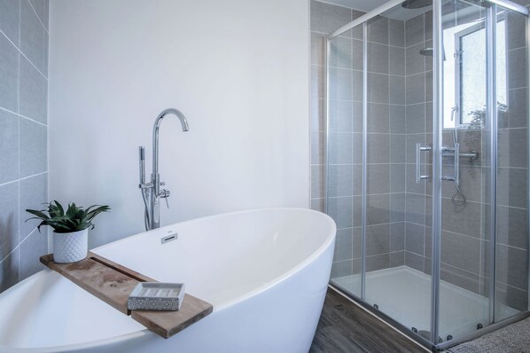 Shower, towels - Sunderland Avenue - 2 Bedroom - Pembroke Dock (Pembroke Dock)